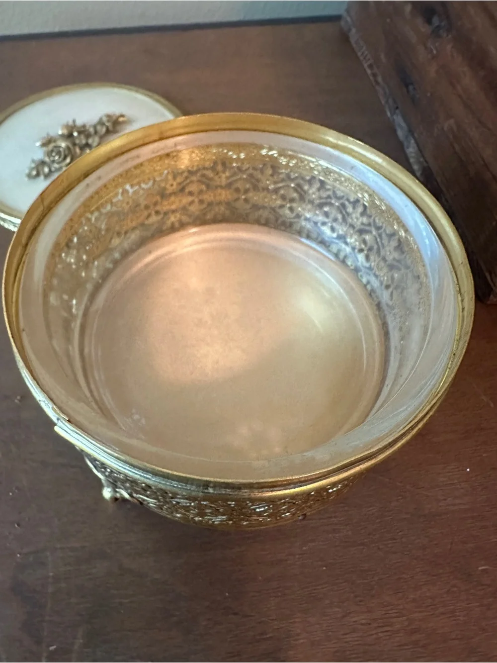 Vintage-Style Round Gold Jewelry Box - Picture 4 of 5
